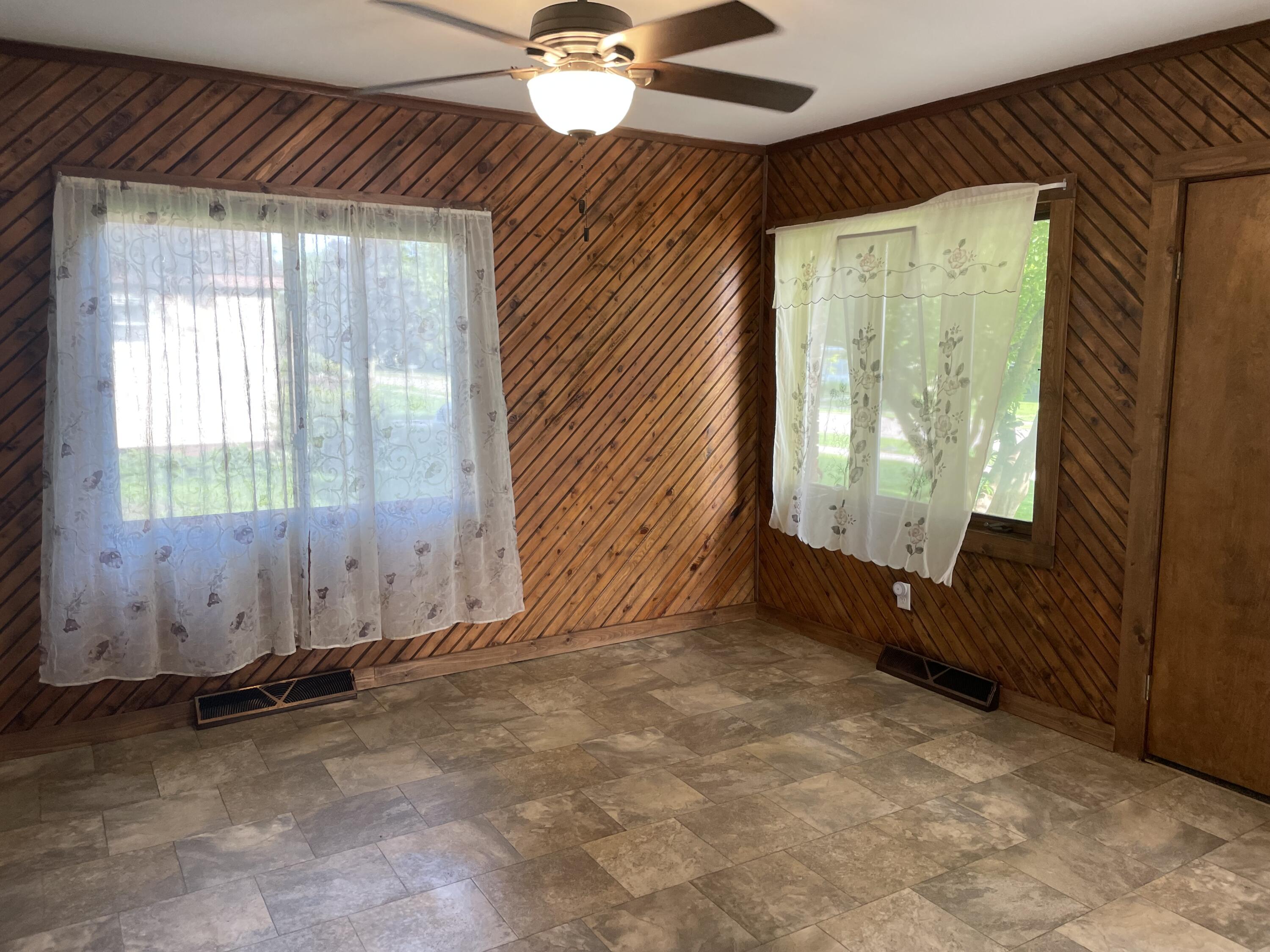 431 Riverside Drive Watervliet, MI 49098 - Photo 4 of 31 Living room 1