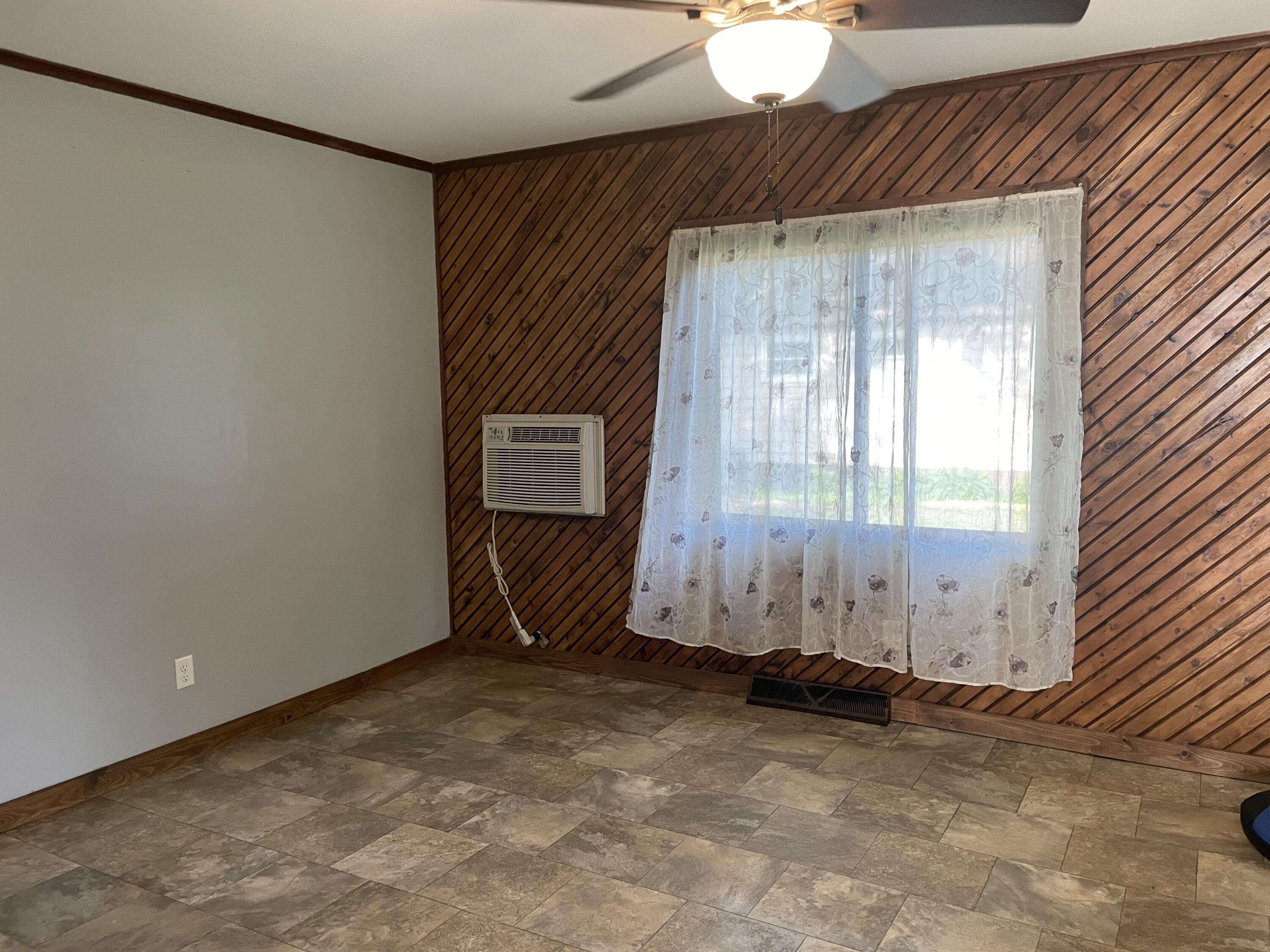431 Riverside Drive Watervliet, MI 49098 - Photo 5 of 31 Living room 2