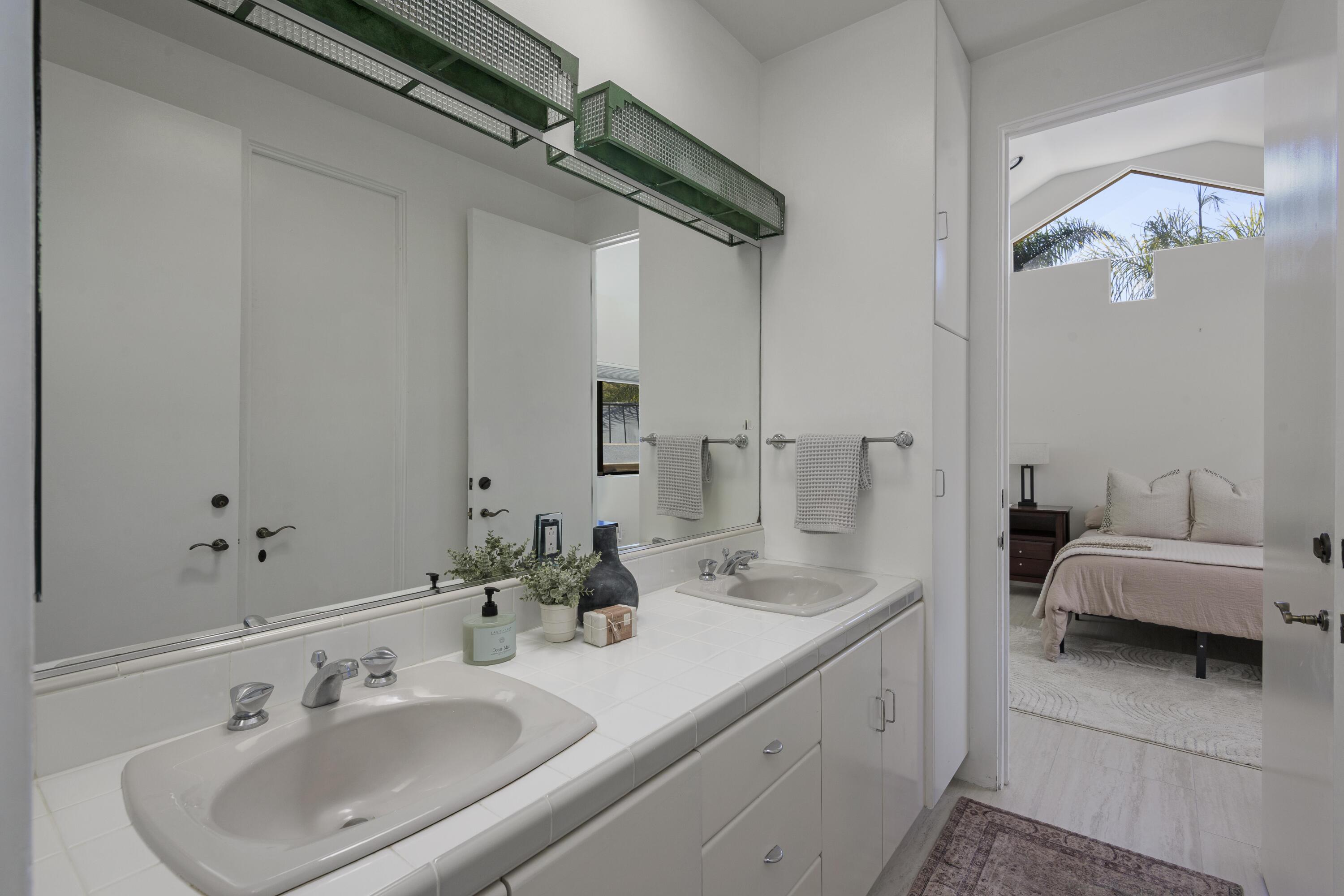 2891 Hidden Valley Lane Montecito, CA 93108 - Photo 31 of 43 Bathroom Guest Suites