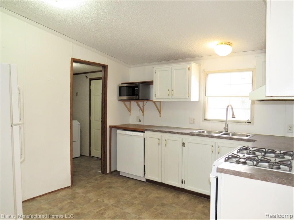 370 Rustic Lane Belleville, MI 48111 - Photo 9 of 29