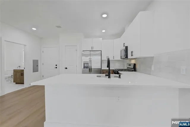 $2,300 | 255 Ridge Road, Unit 307, Lyndhurst, NJ 07071