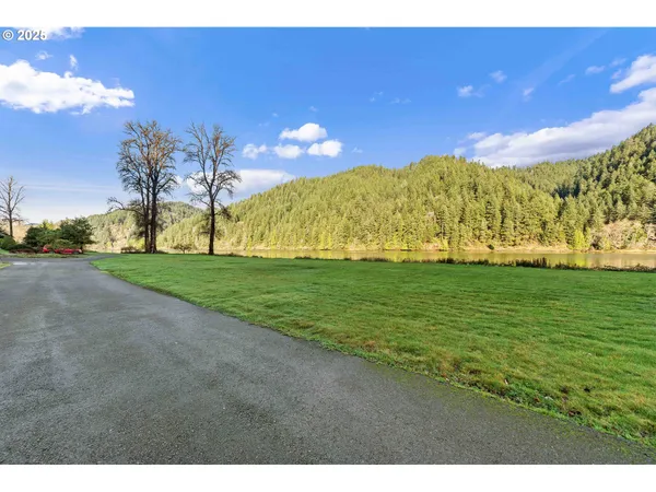 a view of a yard with a house