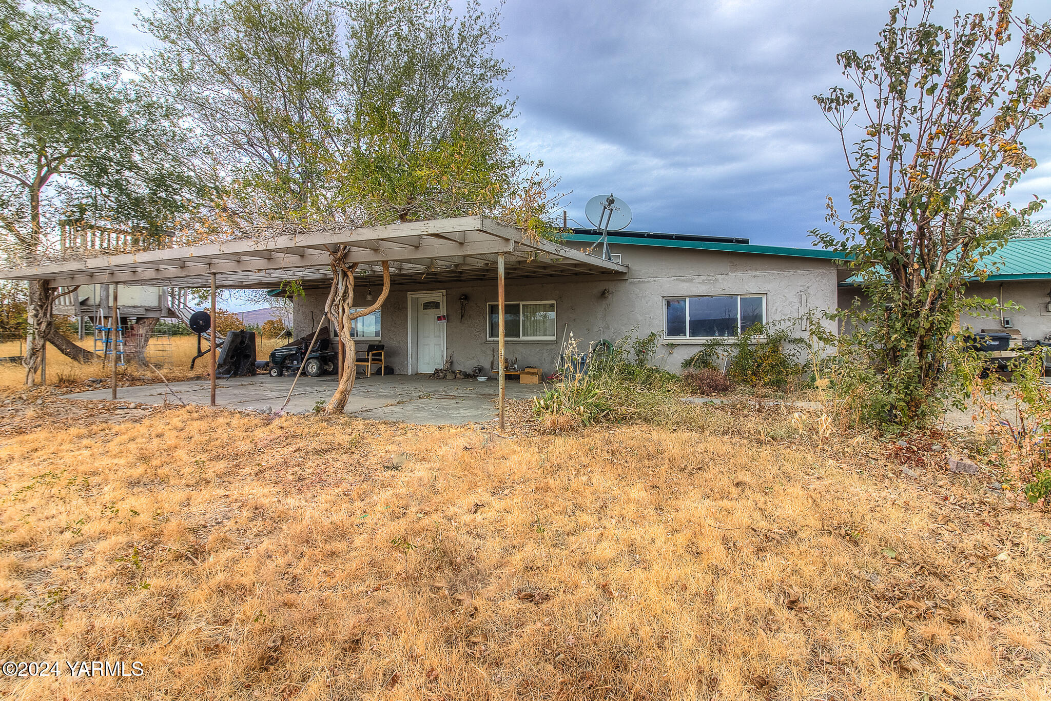 16130 Fisk Road Yakima, WA 98908 - Photo 3 of 23 a backyard of a house with table and chairs