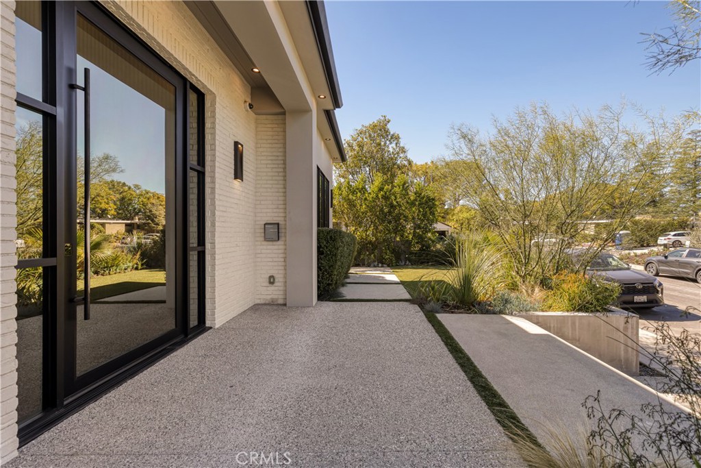 4050 Contera Road Encino, CA 91436 - Photo 3 of 60