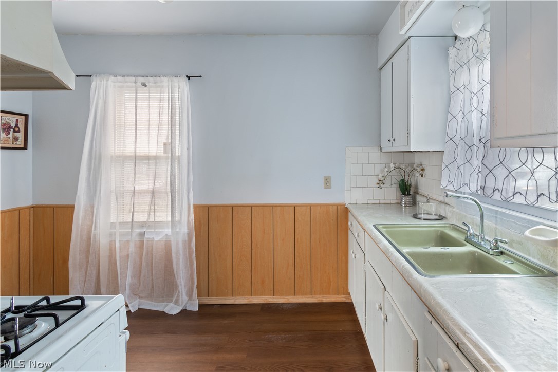 843 Reed Avenue Akron, OH 44306 - Photo 10 of 25 Efficiency kitchen