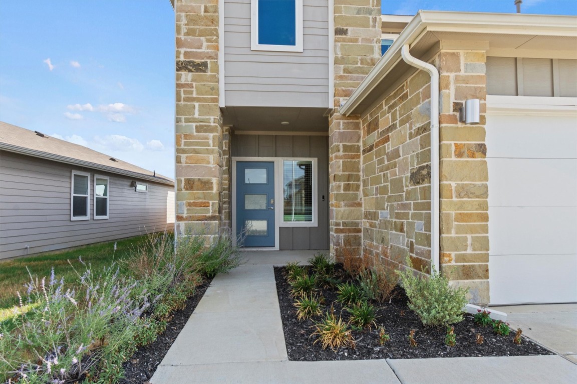 530 Wilshire Road San Marcos, TX 78666 - Photo 2 of 30 a front view of a house with a garden