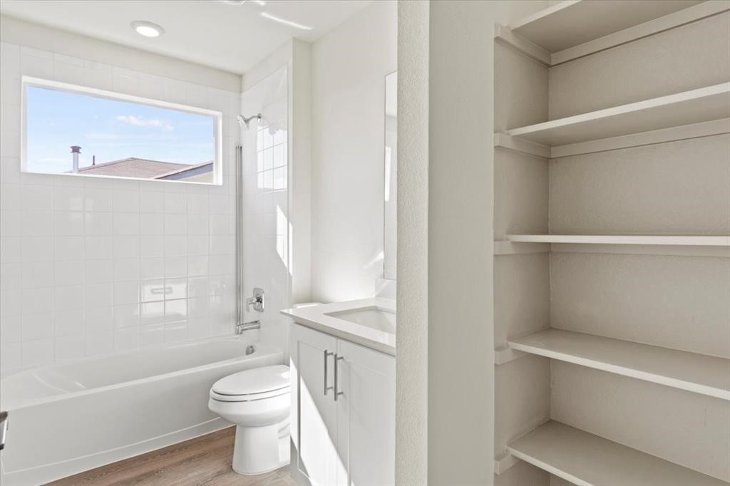 530 Wilshire Road San Marcos, TX 78666 - Photo 25 of 30 a bathroom with a toilet a sink and bathtub