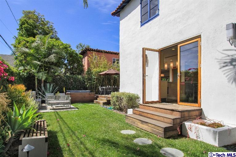 386 South Meridith Avenue Pasadena, CA 91106 - Photo 26 of 28 a front view of a house with garden