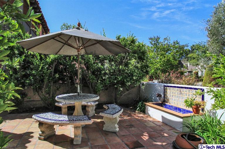 386 South Meridith Avenue Pasadena, CA 91106 - Photo 27 of 28 a view of a table and chairs under an umbrella