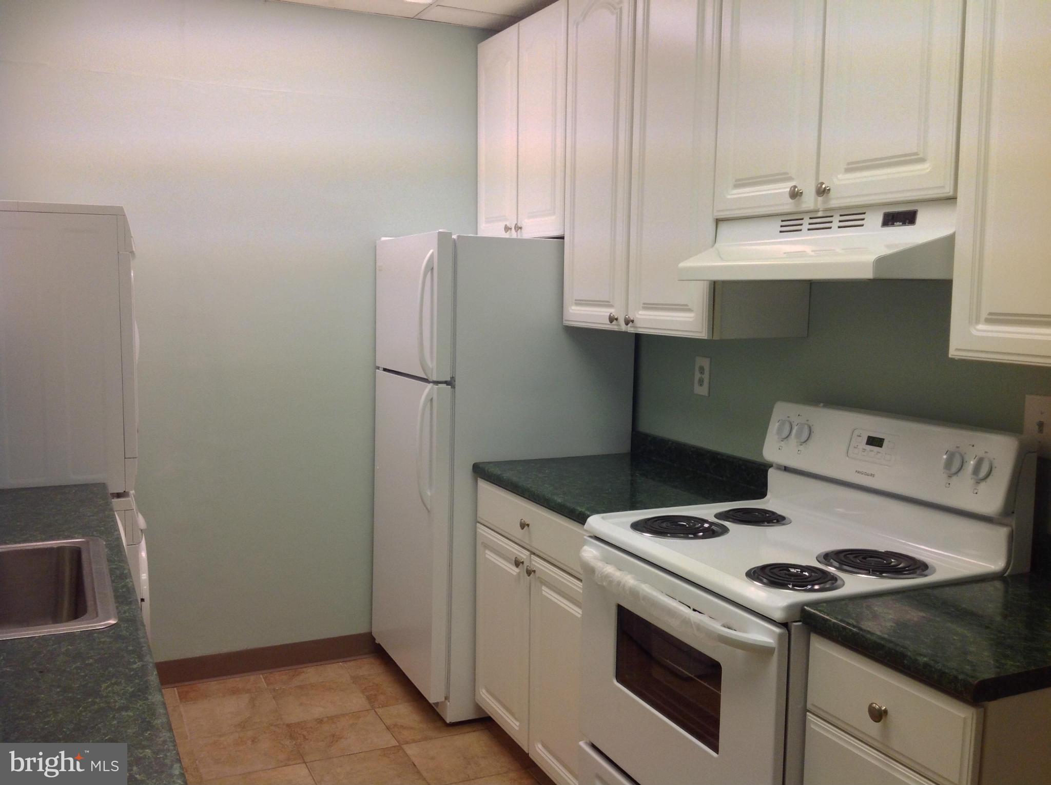5911 Edsall Road, Unit 107 Alexandria, VA 22304 - Photo 4 of 11 a utility room with dryer and washer