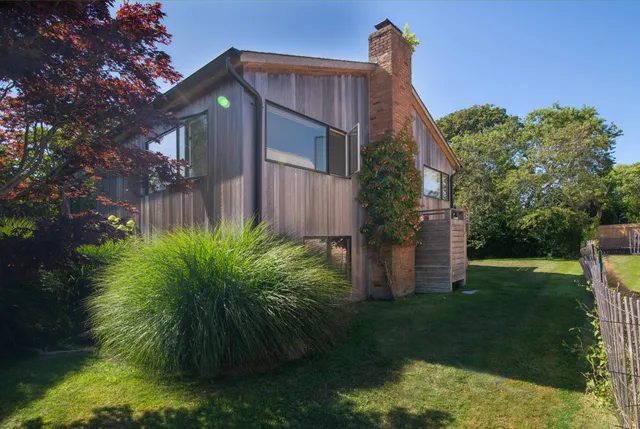 a view of a back yard