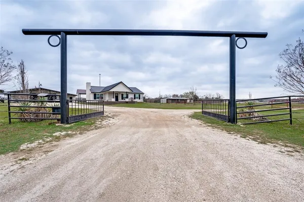 $699,000 | 15076 South Farm To Market 372, Valley View, TX 76272