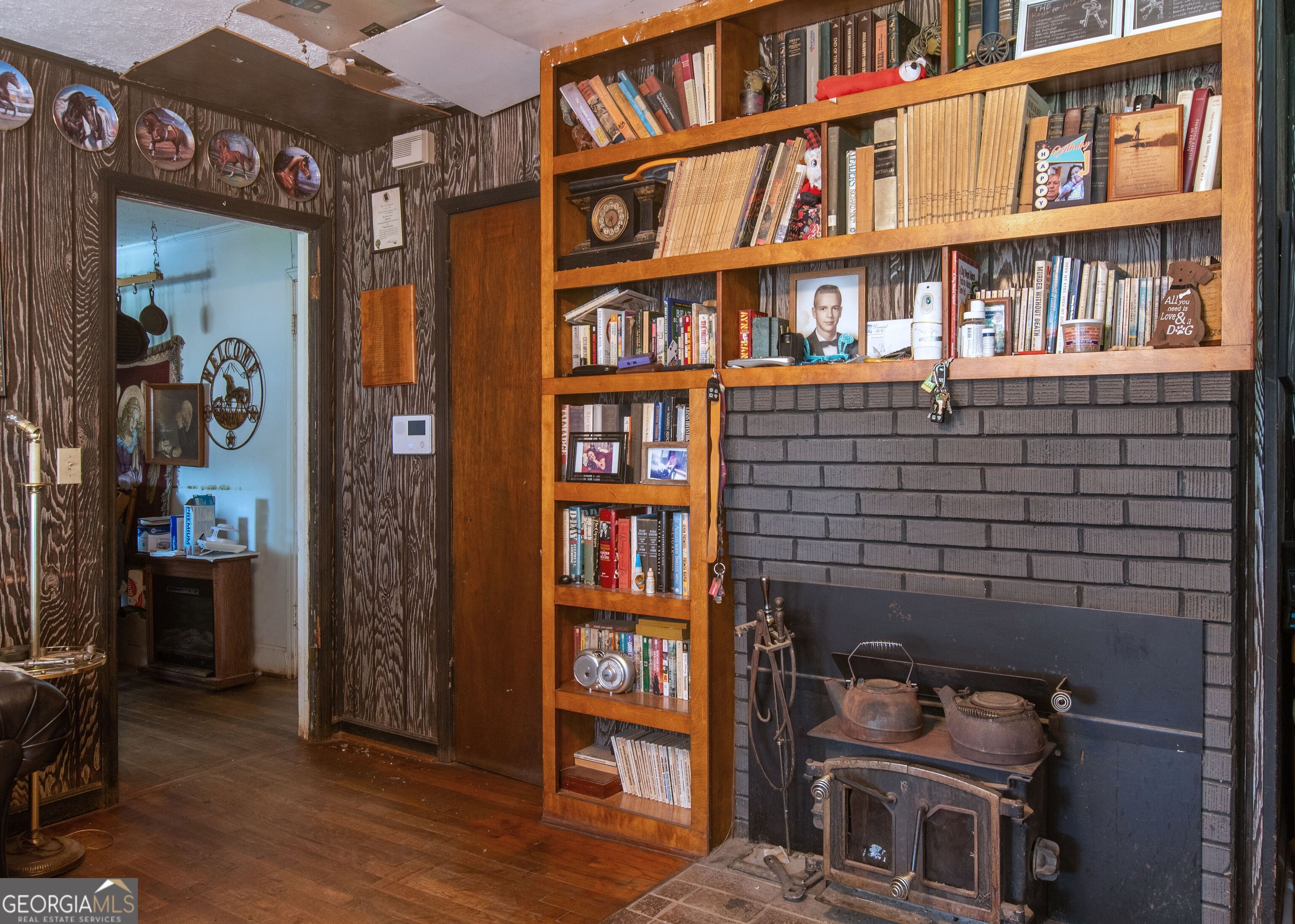 1358 West 5th Highway Roopville, GA 30170 - Photo 15 of 27 a room with furniture and book shelf