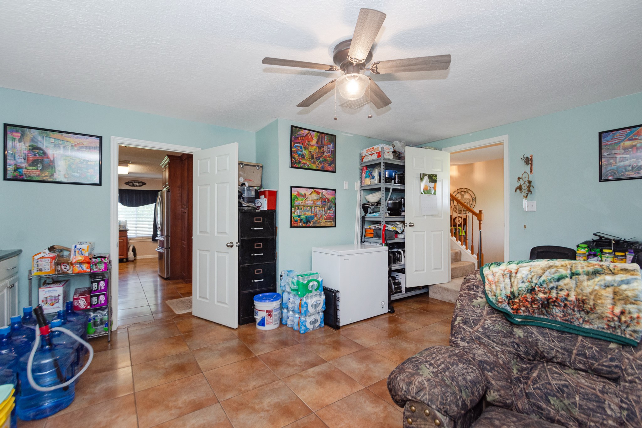 3625 County Road 36 Angleton, TX 77515 - Photo 14 of 50 a view of a livingroom with furniture and toys