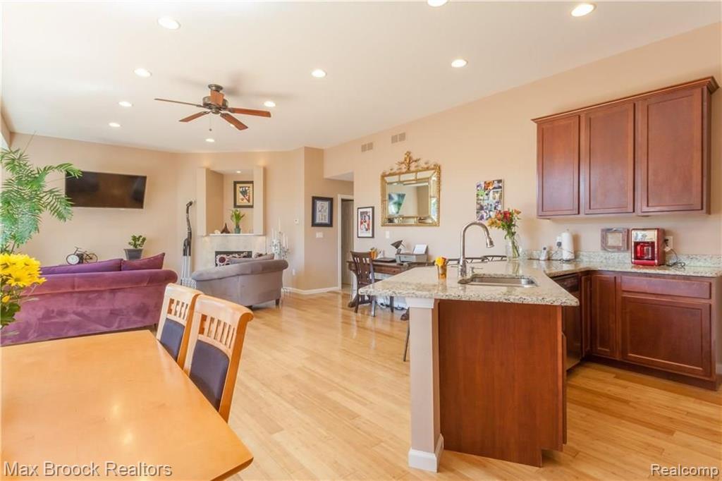 2223 Crystal Drive, Unit 24 Rochester Hills, MI 48309 - Photo 16 of 41