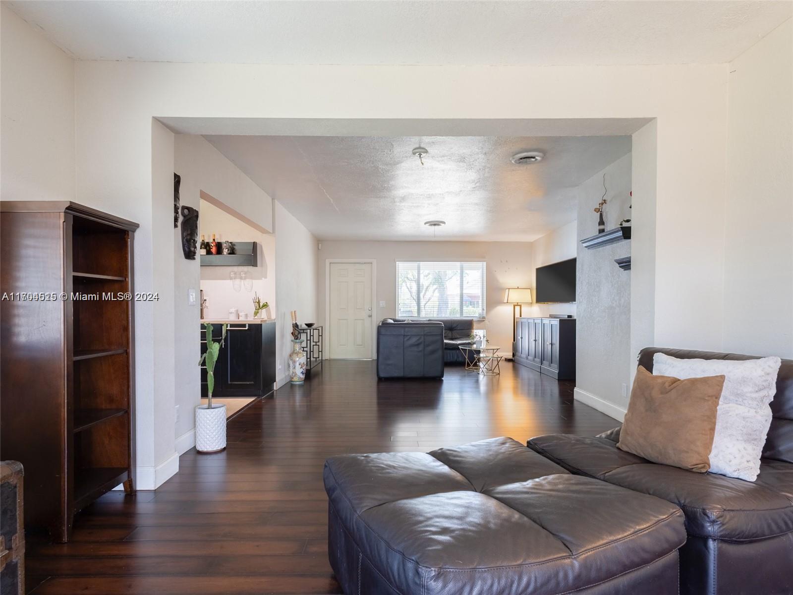 3324 Wilson Street Hollywood, FL 33021 - Photo 4 of 19 Gallery Image 4