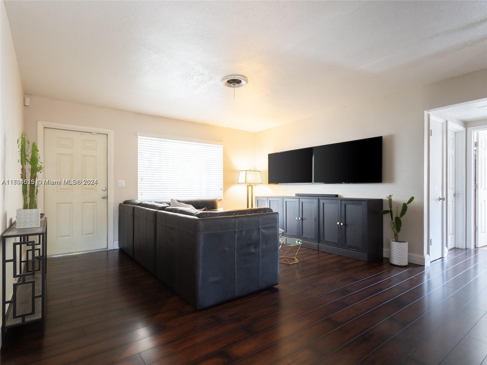 3324 Wilson Street Hollywood, FL 33021 - Photo 5 of 19 Gallery Image 5