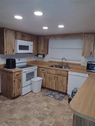 $1,950 | 35025 Raintree Drive, Fruitland Park, FL 34731