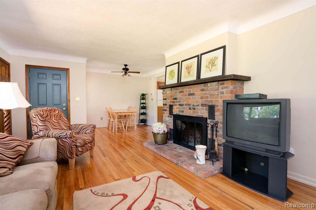 16849 Rougeway Street Livonia, MI 48154 - Photo 6 of 28