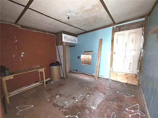 a view of entryway with window