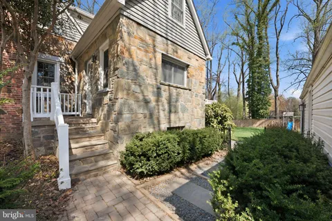 a view of a back yard