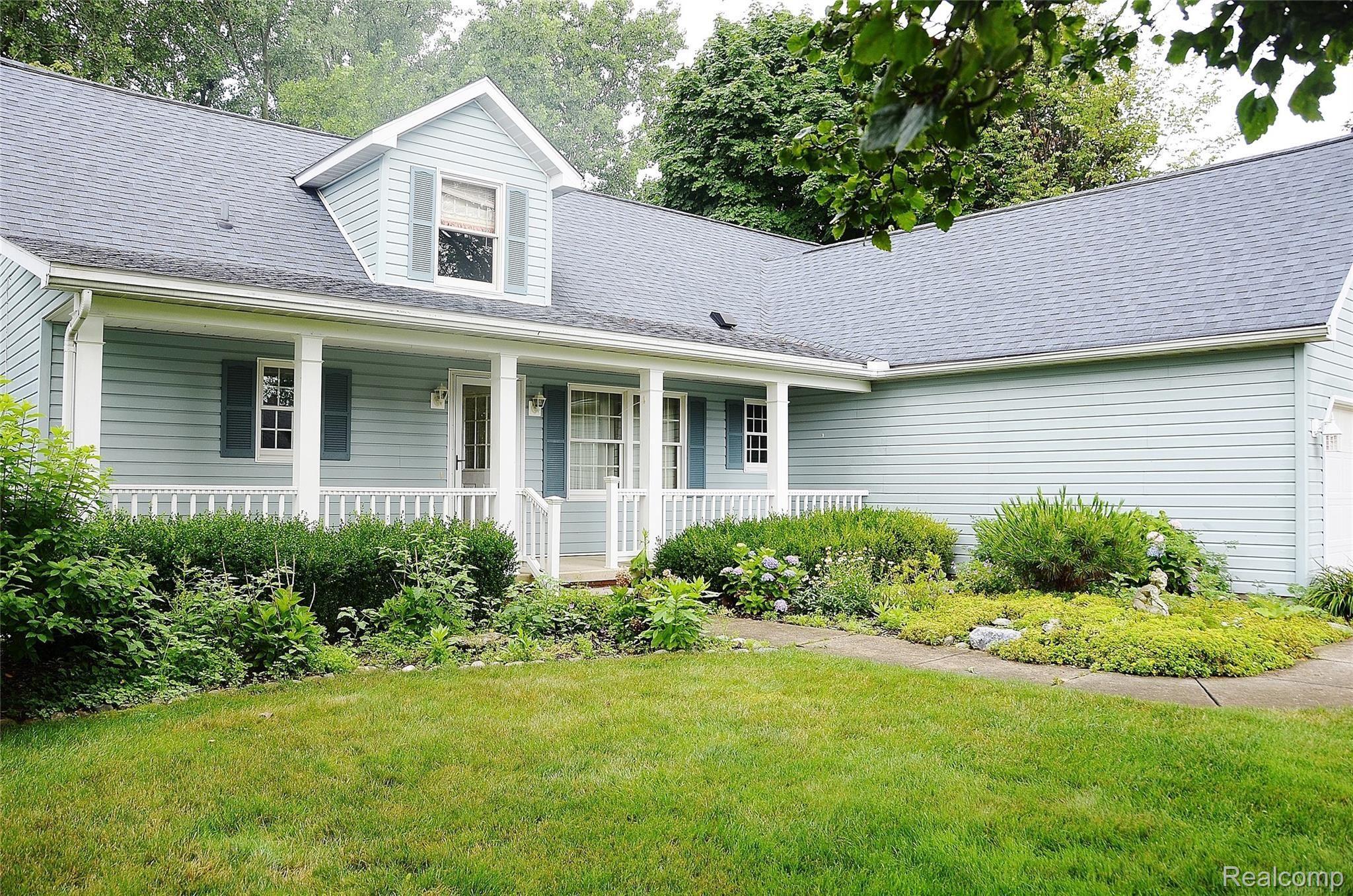 28602 Chatham Road Grosse Ile, MI 48138 - Photo 2 of 22 DSC_6888.JPG