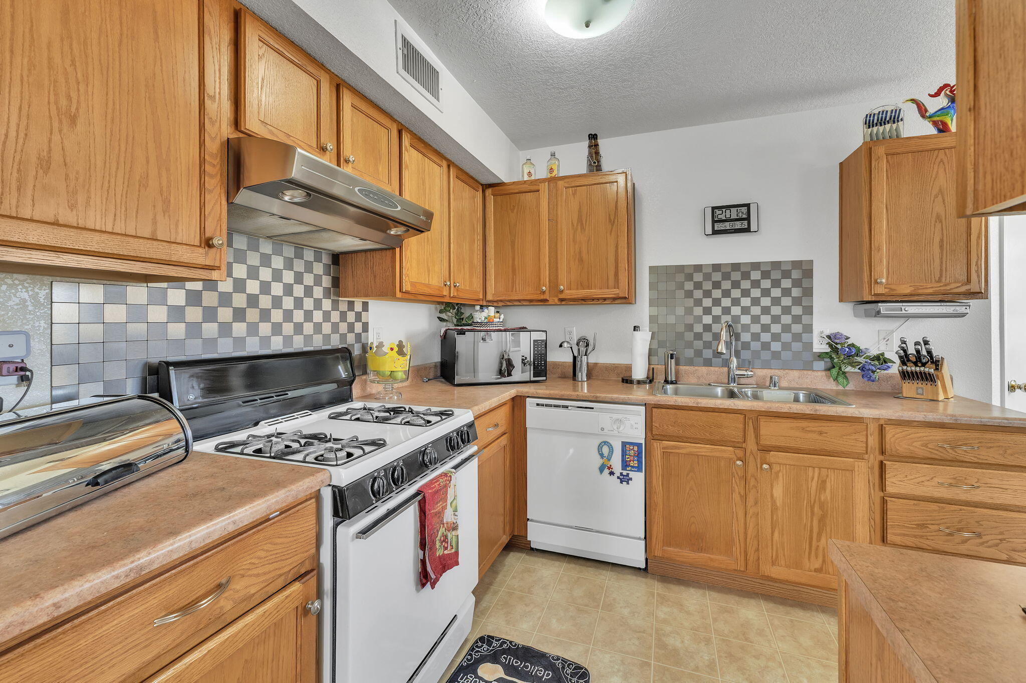 8401 Spring Sage Road Southwest Albuquerque, NM 87121 - Photo 9 of 37 Gallery Image 9