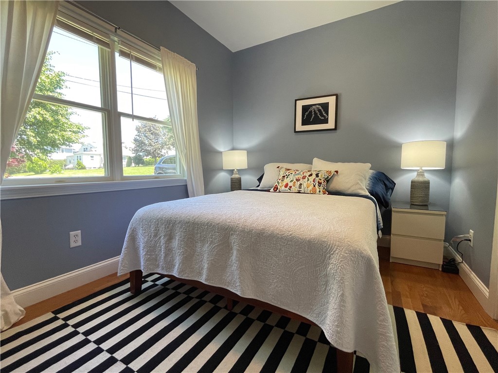 11 Hoover Road Middletown, RI 02842 - Photo 18 of 27 Guest room - Queen bed