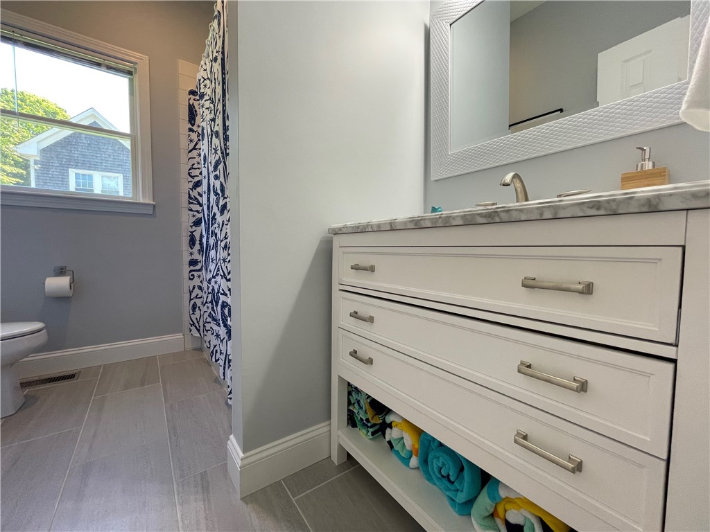 11 Hoover Road Middletown, RI 02842 - Photo 20 of 27 Shared bathroom.