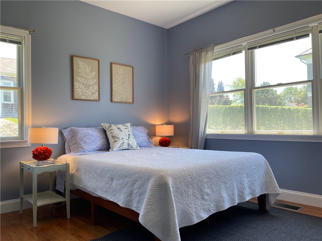 11 Hoover Road Middletown, RI 02842 - Photo 21 of 27 Master bedroom - queen bed.