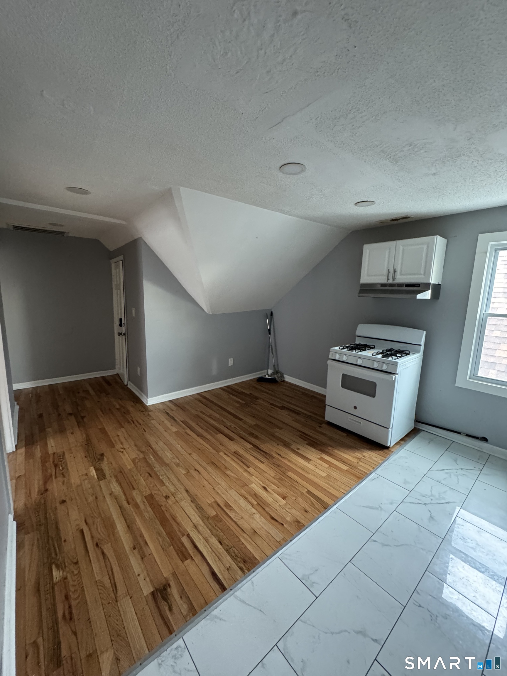 232 View Street, Unit 3 New Haven, CT 06511 - Photo 1 of 8