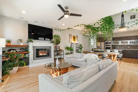 $649,000 | 817 North Winchester Avenue, Unit 3, Chicago, IL 60622