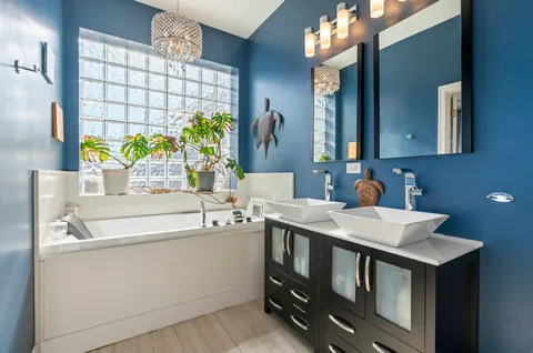 $649,000 | 817 North Winchester Avenue, Unit 3, Chicago, IL 60622