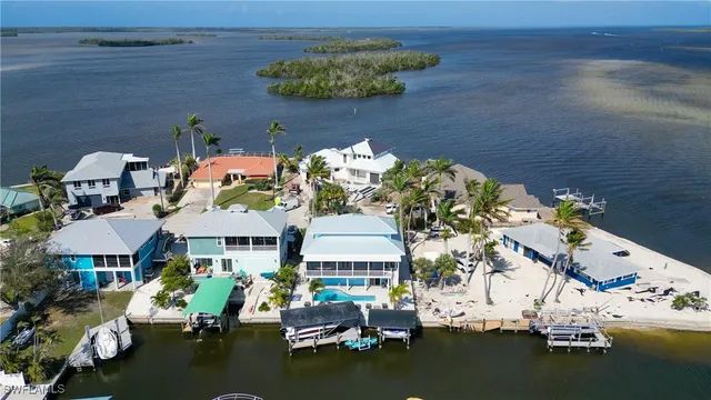 a picture of city view with lake view