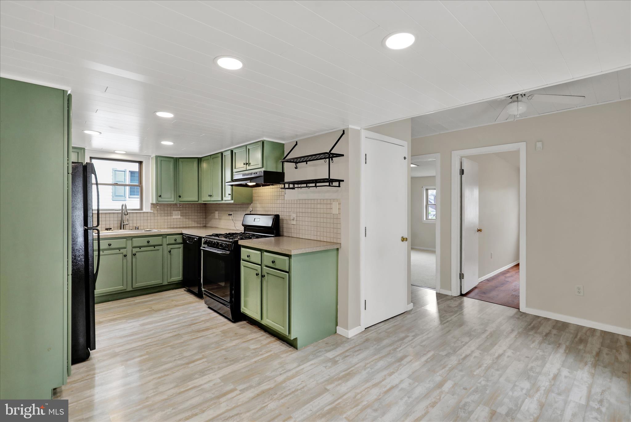 1027 Commonwealth Boulevard Reading, PA 19607 - Photo 10 of 31 Bright and Cheerful Kitchen
