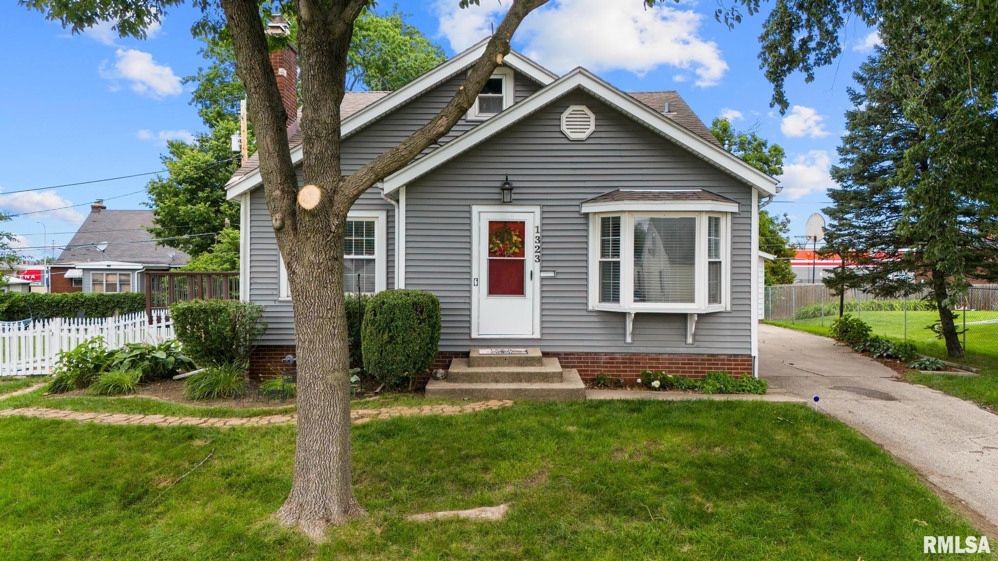 1323 West Circle Road Peoria, IL 61604 - Photo 2 of 43