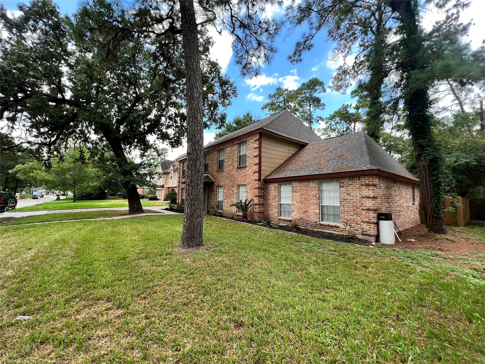 1506 Castlerock Road Houston, TX 77090 - Photo 3 of 48 Gallery Image 3