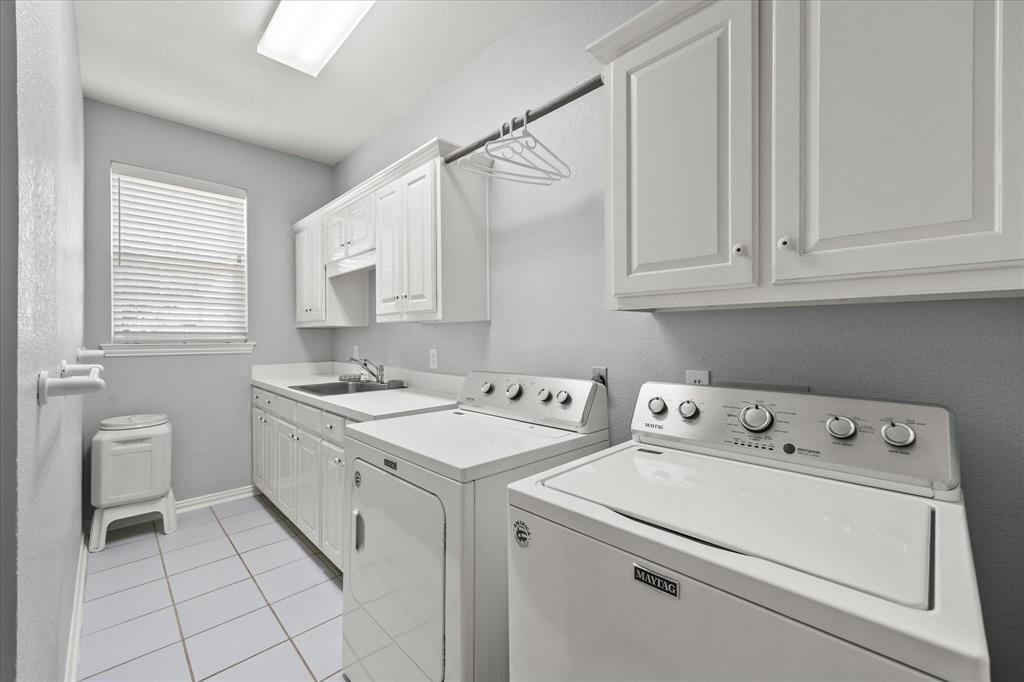 425 Chippendale Drive Heath, TX 75032 - Photo 24 of 37 a utility room with dryer and washer