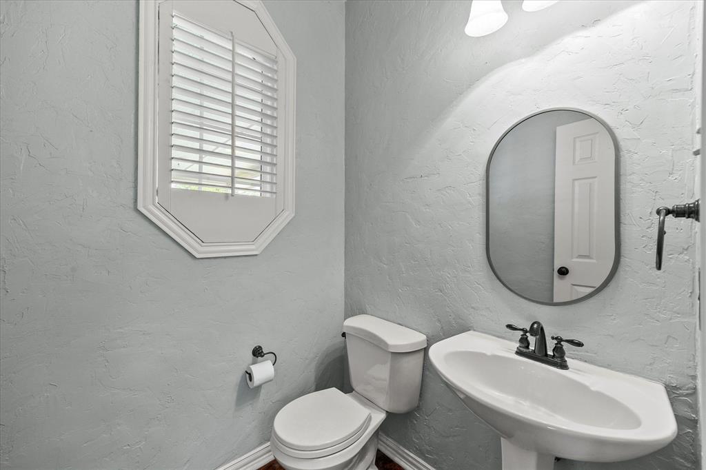 425 Chippendale Drive Heath, TX 75032 - Photo 25 of 37 a bathroom with a sink a toilet and a mirror