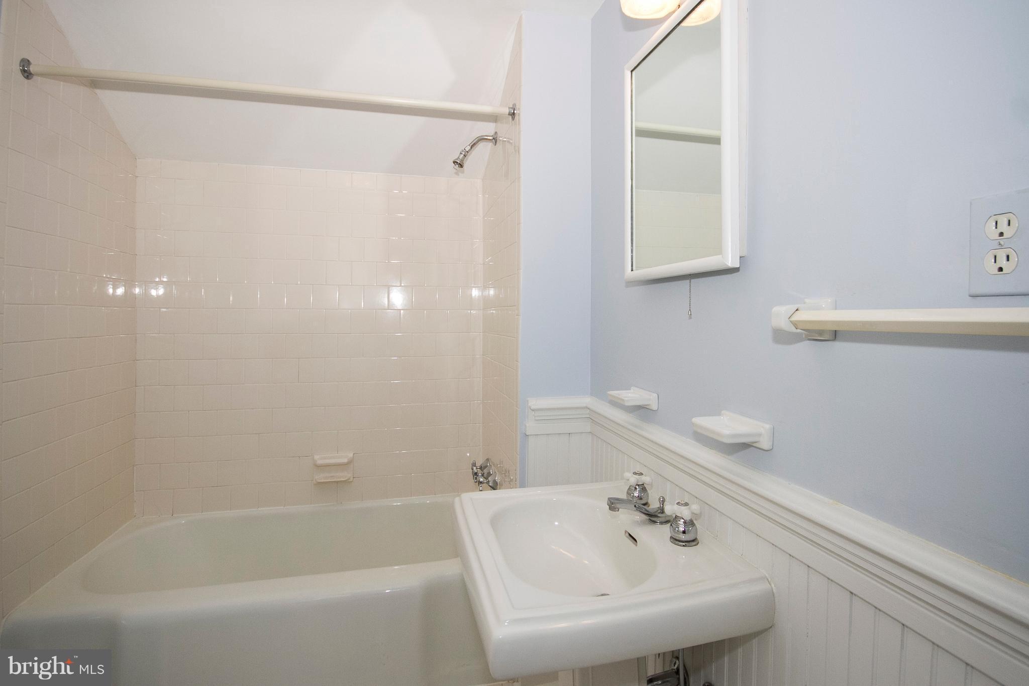 918 Litchfield Road Baltimore, MD 21239 - Photo 18 of 24 Hall Bath