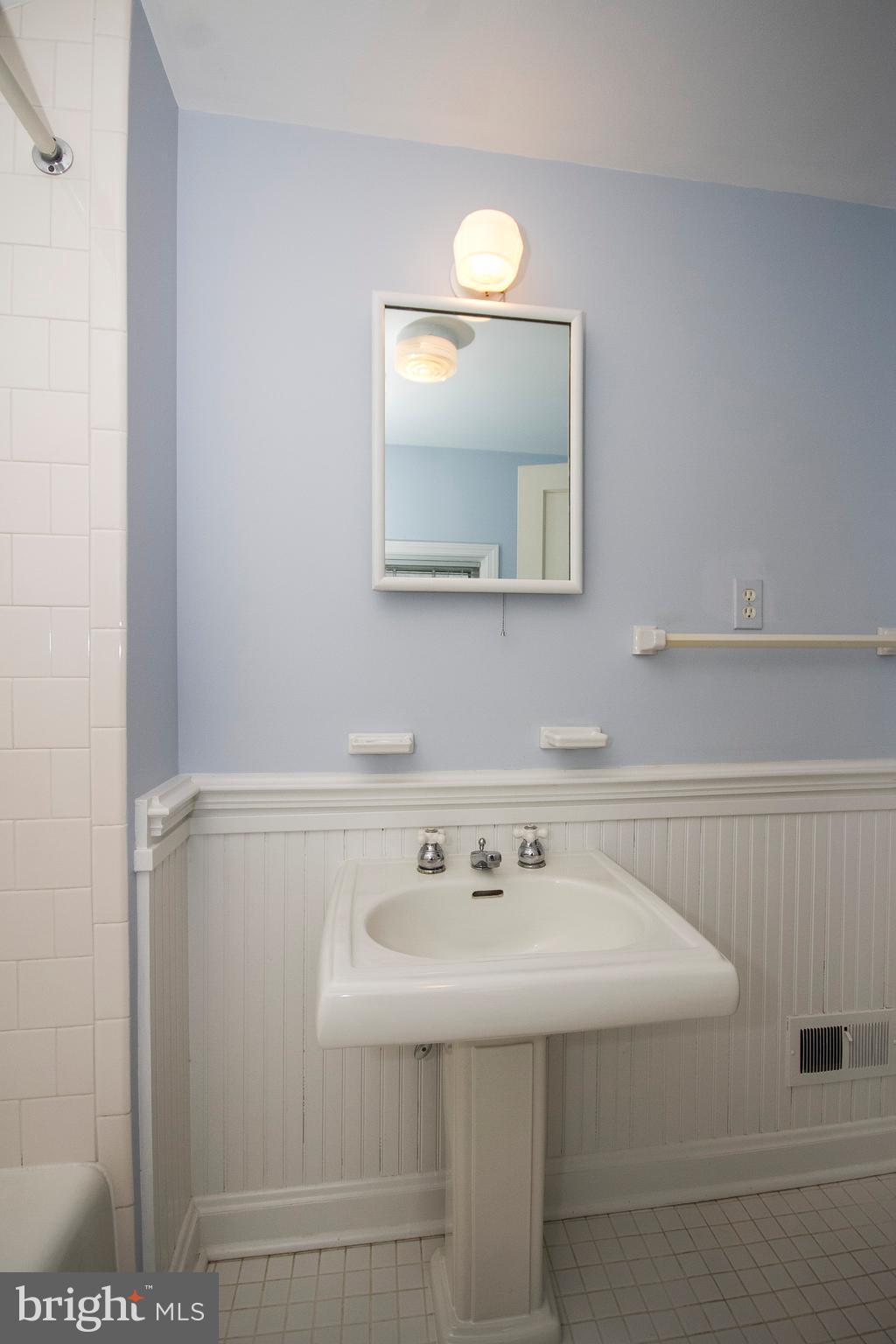 918 Litchfield Road Baltimore, MD 21239 - Photo 19 of 24 Bath