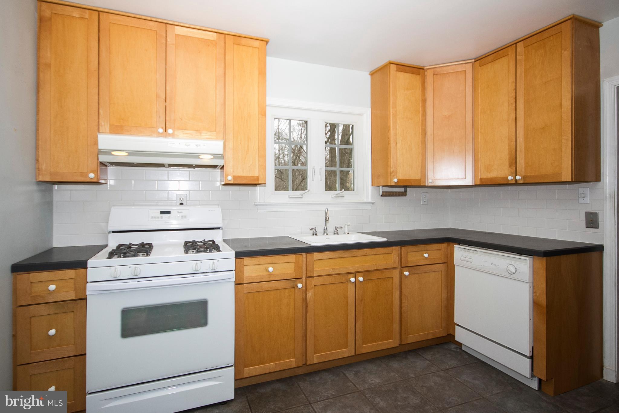 918 Litchfield Road Baltimore, MD 21239 - Photo 9 of 24 Kitchen has Kraftmaid Cabinetry