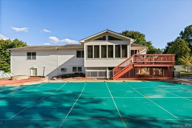 a view of a backyard