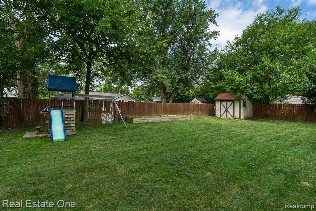 2460 Emmons Avenue Rochester Hills, MI 48307 - Photo 37 of 45