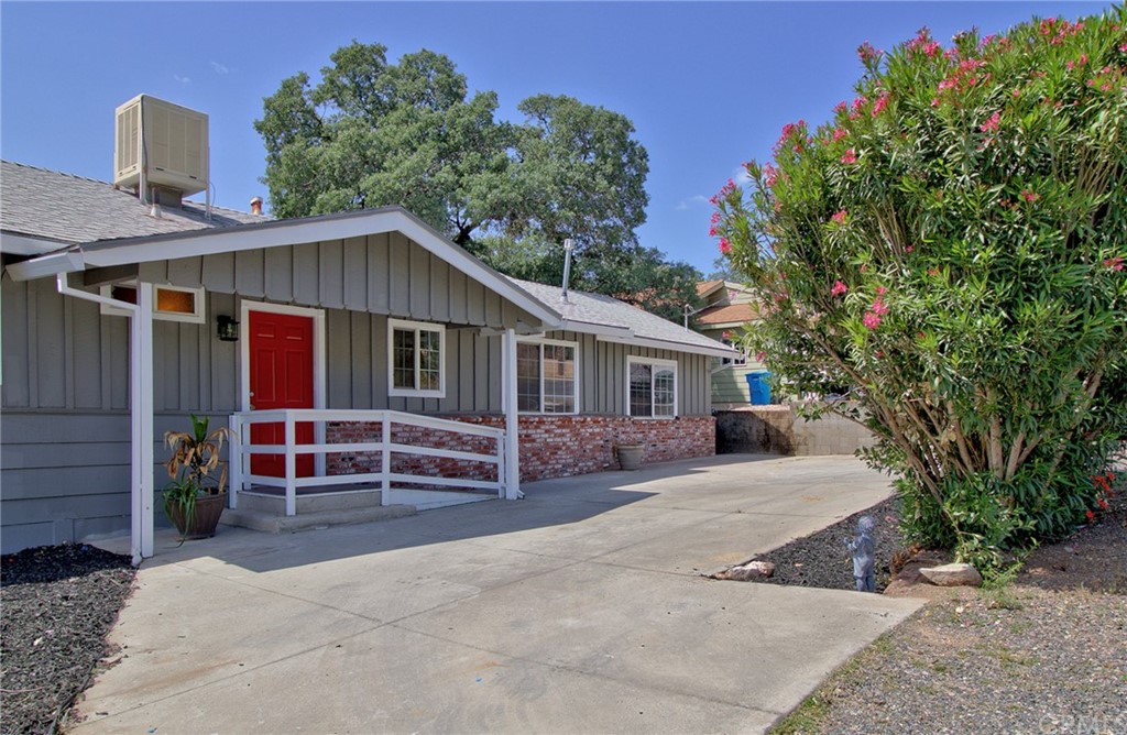 2586 Oroville Garden Ranch Road Oroville, CA 95966 - Photo 1 of 1 a front view of a house with garden