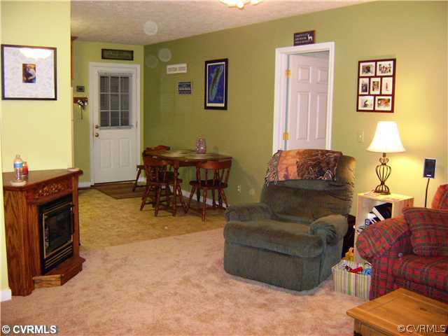 1070 Deep Run Road Cartersville, VA 23027 - Photo 3 of 12 Living Room