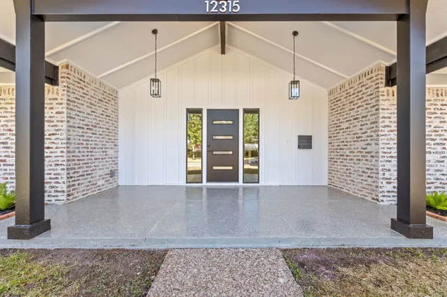 a view of entryway with a rug