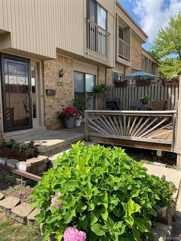 735 Oak Brook Ridge Drive Rochester Hills, MI 48307 - Photo 2 of 30