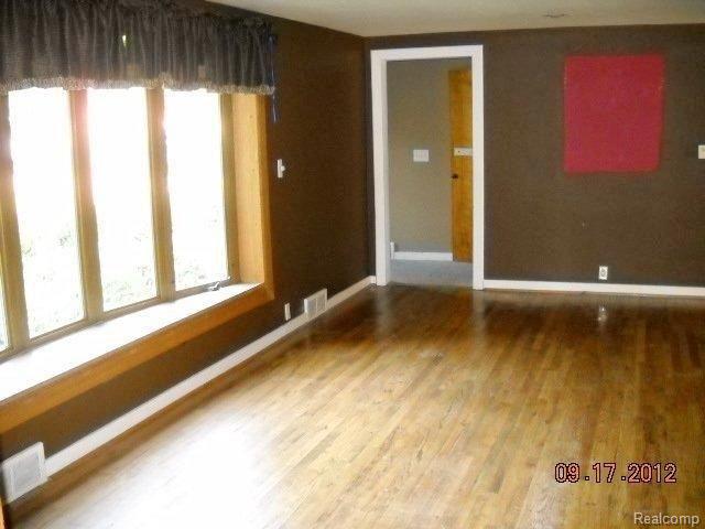 750 Geneva Road Waterford, MI 48328 - Photo 4 of 11 LIVING ROOM.jpg