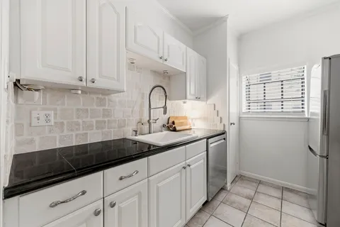 $179,000 | 9850 Pagewood Lane, Unit 1009, Houston, TX 77063